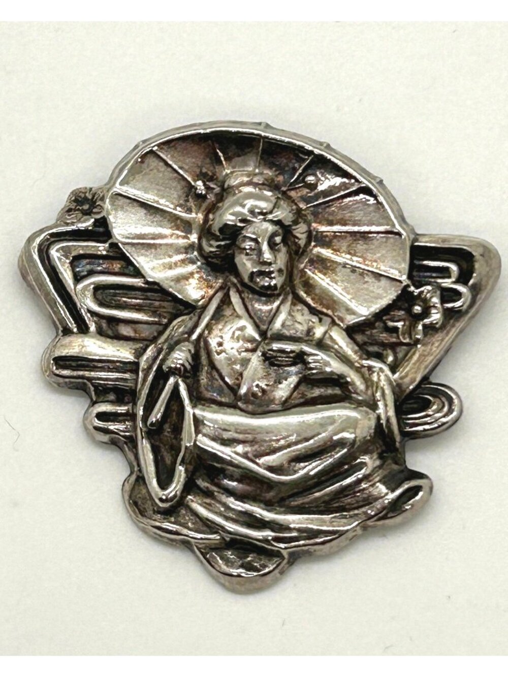 Vintage Japanese Geisha Brooch Pin Repoussé Parasol Silver-Tone Art Deco Asian - Picture 3 of 7